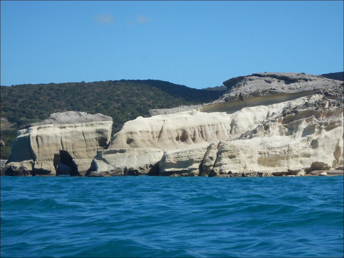 Le temps est ensoleillé et venteux. La météo change à partir d'aujourd'hui. Nous passons deux caps dans une belle houle en vent arrière. Ce matin, nous naviguons le long d'une succession de plages désertes toutes plus belles les unes que les autres.