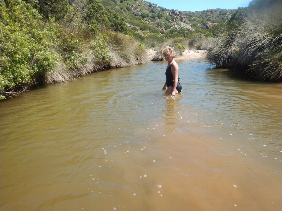 L'arrière de la plage est étonnamment verdoyant. L'eau de la rivière qui coule est chaude. Très chaude. Un bain quoi! On profite de cette baignoire géante.