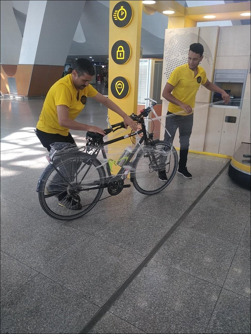 départ de l'aéroport de Marrakech, emballage de mon vélo.