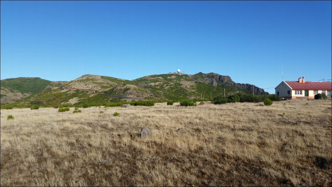 Sur le PR 3, On voit le dôme du Pico Areeiro