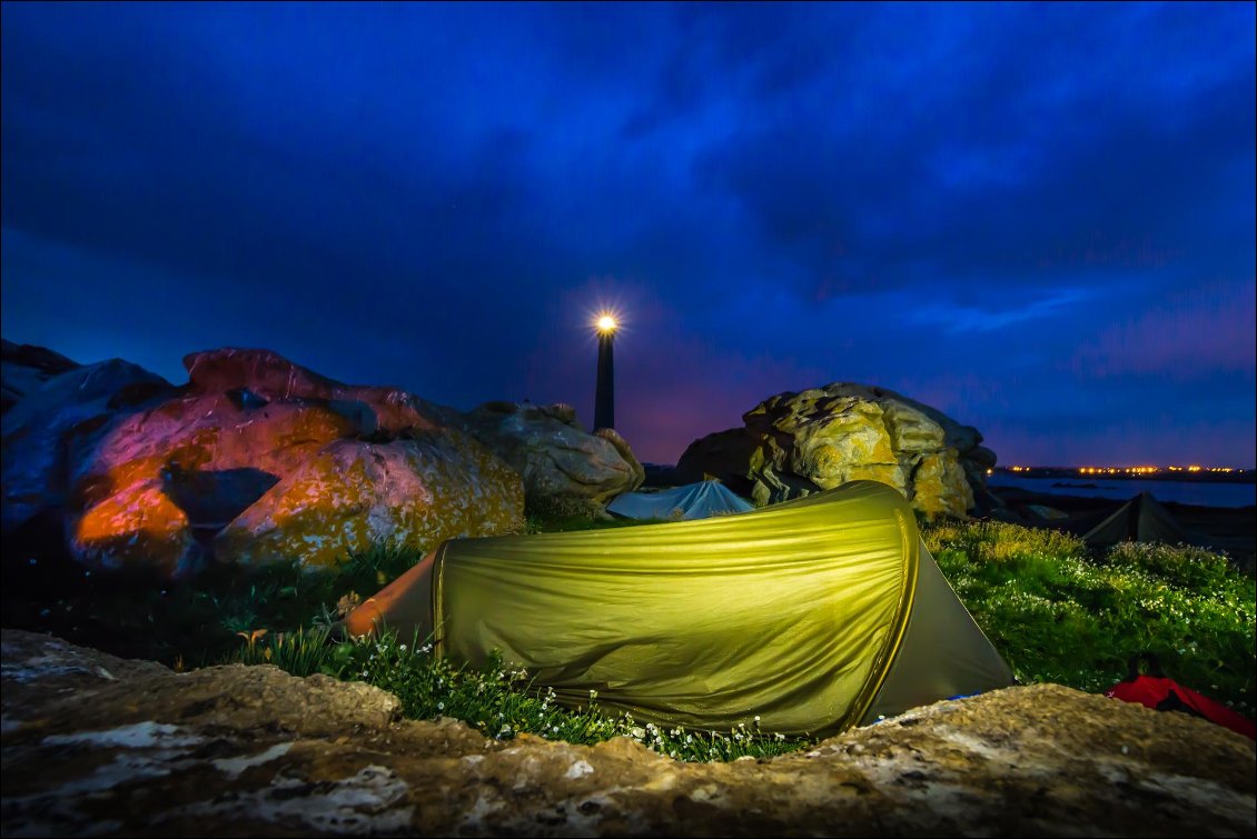 Bivouac à l'abri du vent dans le respect de la faune et de la flore.