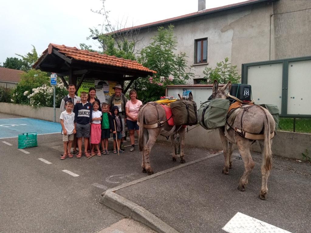 Une belle famille pleine d'énergie partie  de Haute Savoie pour aller jusqu'au Puy en Velay. Tous se déplacent à pied et les parents tirent une remorque pour le matériel.