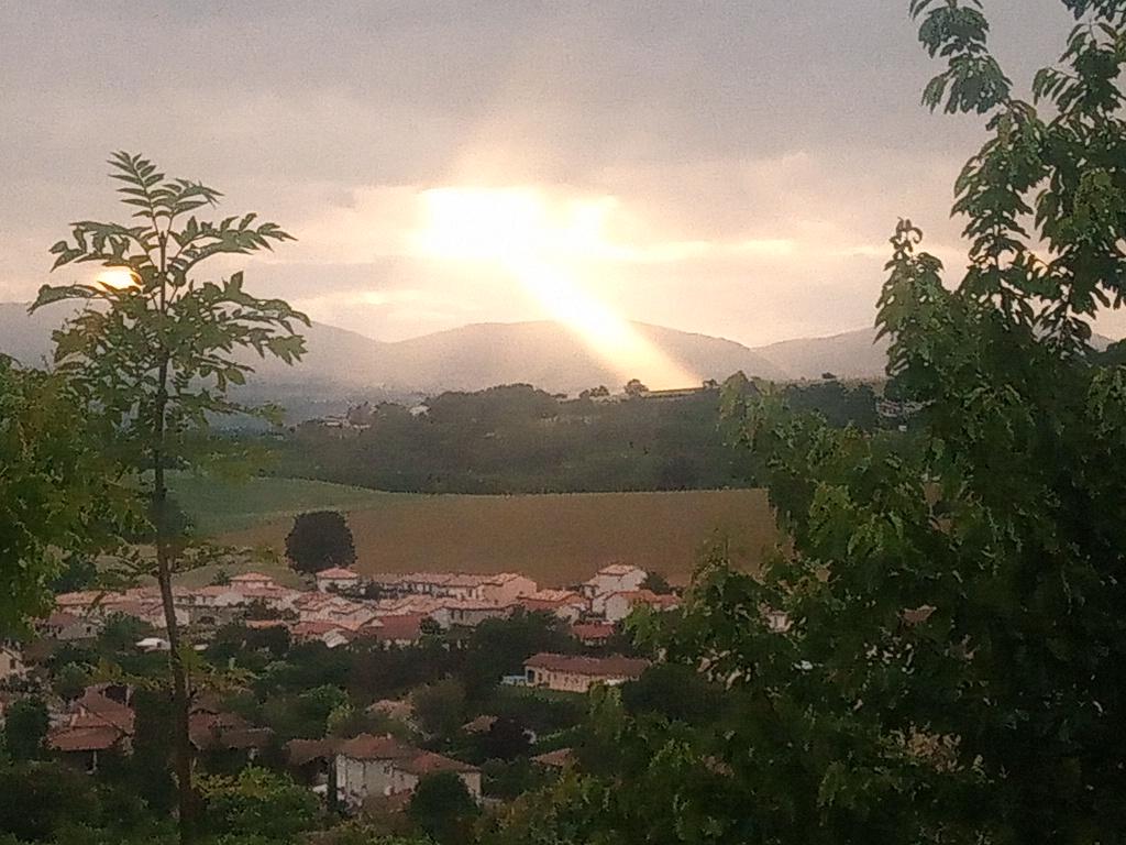 Entre quelques gouttes de pluie, le soleil parvient à se faire une place au milieu des nuages