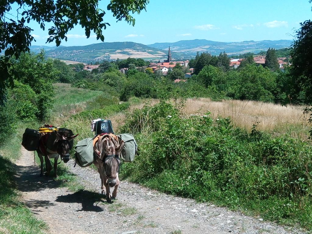 L'après-midi est très chaud. La pointe du clocher semble vouloir indiquer notre lieu de passage d'il y a deux jours