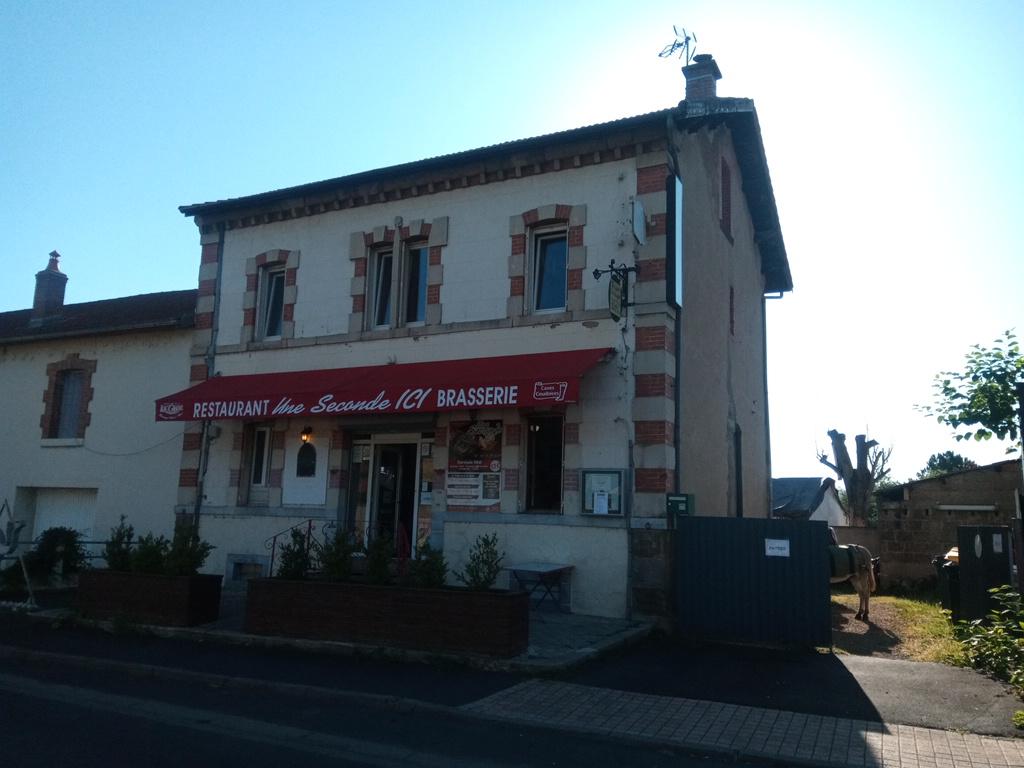 Le bar restaurant s'appelle "Une seconde ici", juste le temps d'un passage. Un passage très sympathique.