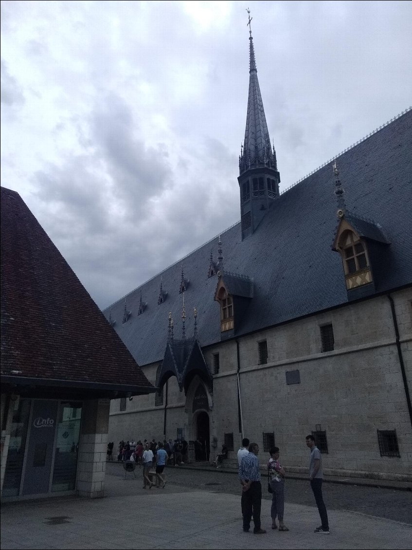 Queue à l'entrée des hospices de Beaune