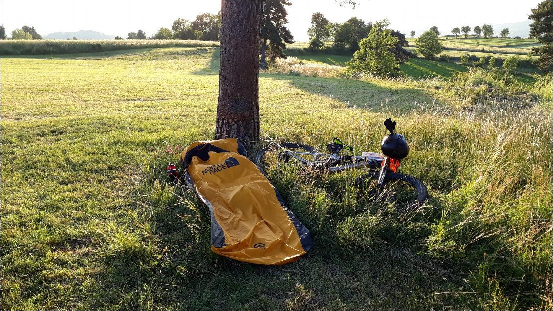 Le bivouac sur un champs classé *** dans le guide Michelin ;)