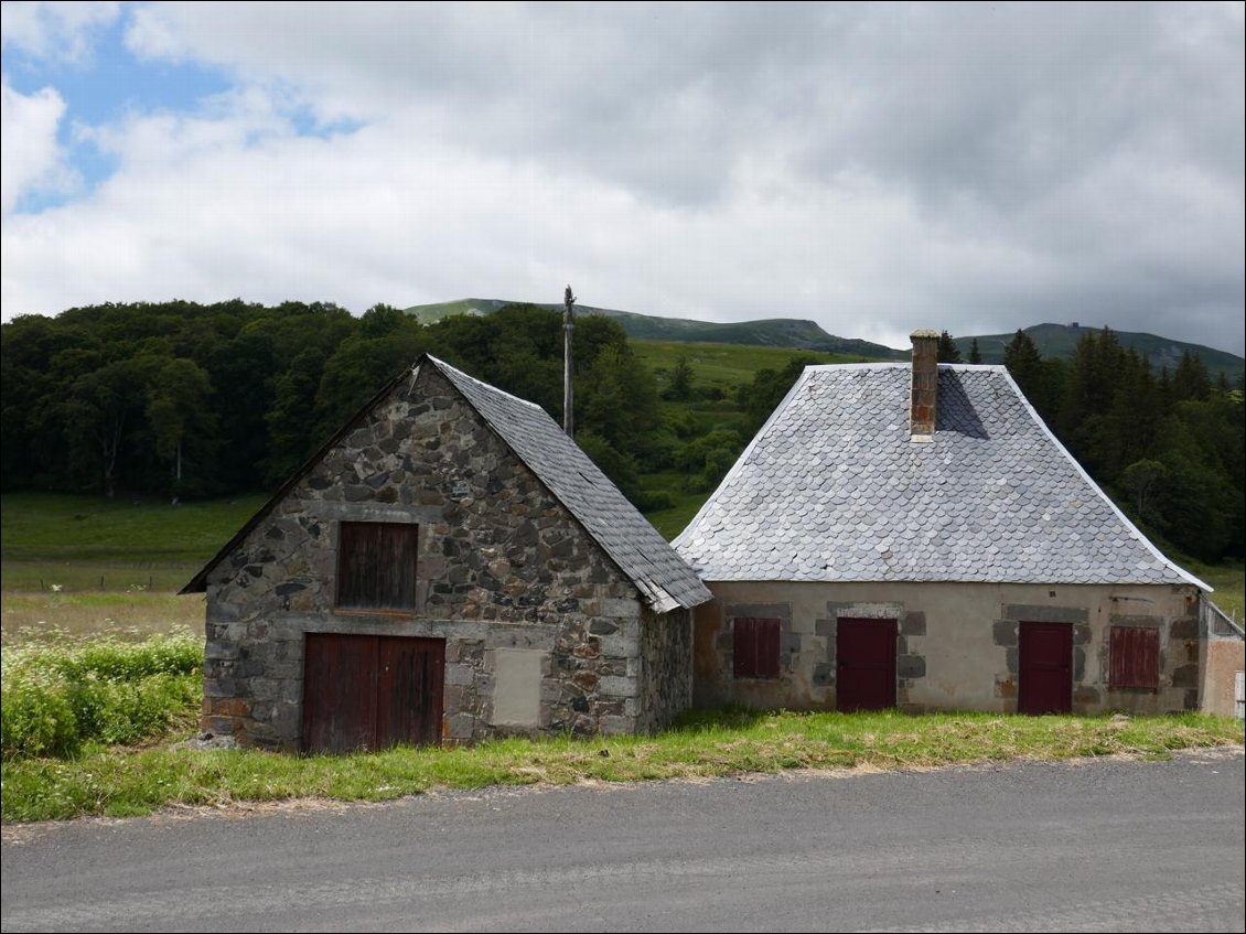 Partout, les maisons de pierre abritent une histoire