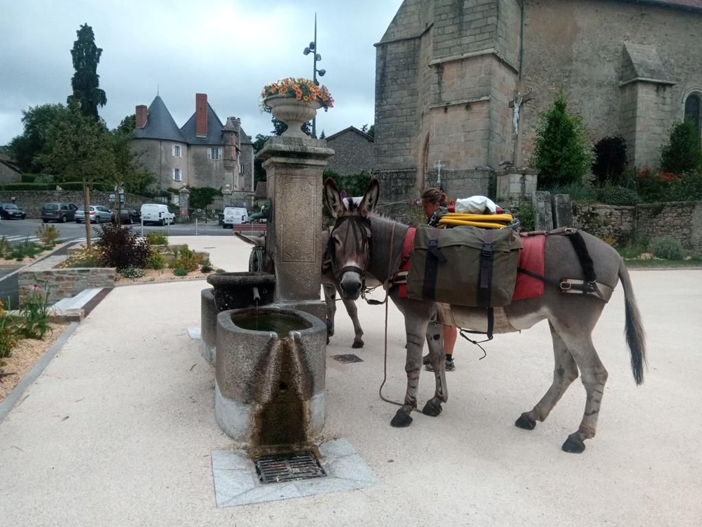 Jolie fontaine sur la place du village d'Eyjaud