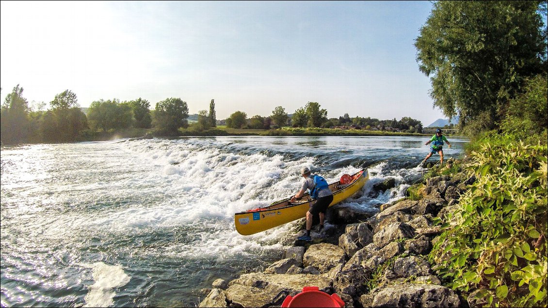 Portage sur le Rhône.
Toujours une épreuve, de quelques mètres à 3 km. Mission : 130 kg de matos à transporter.