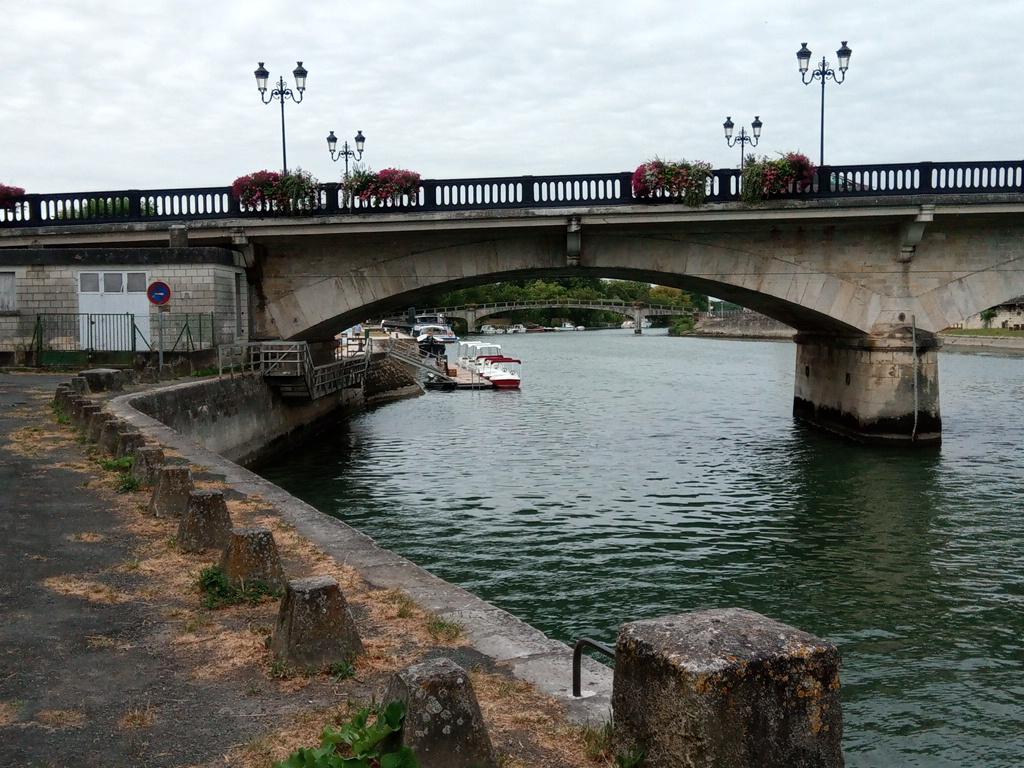 Nous laissons ce pont aux voitures. Nous traversons la Charente pour la dernière fois par une petite passerelle.