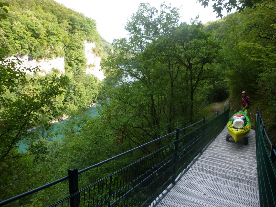 Le portage pour traverser Génissiat est décidément aventureux !