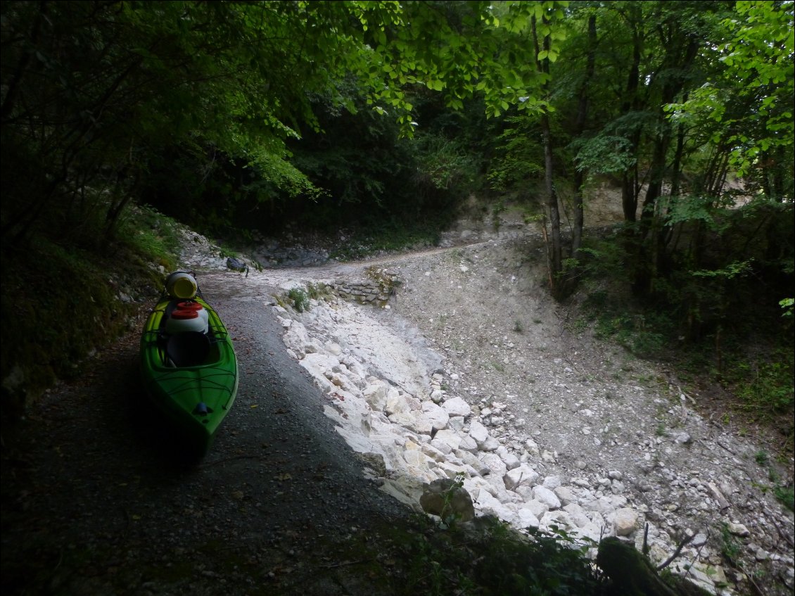 Toujours le portage de Génissiat ! On a bien eu peur de casser notre chariot au premier barrage.