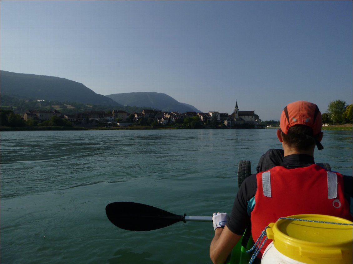 Juste après le barrage de Seyssel, nous arrivons au village éponyme.