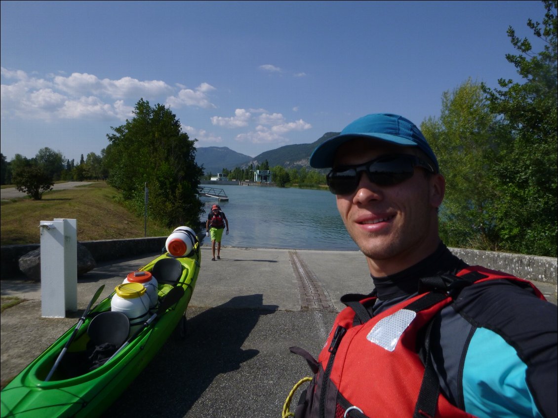 Cale de débarquement au 4ème barrage et le troisième de la journée. Thomas porte dans son sac nos 20 litres d'eau remplis peu de temps avant (voir carte ci-dessus), pendant que je tire le kayak.