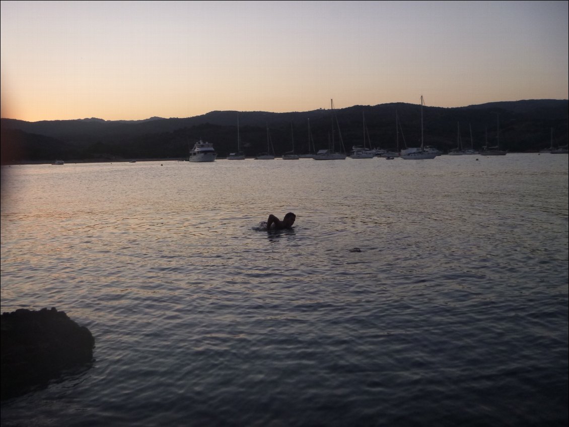 L’unique brin de toilette dans la mer sinon nous utilisions l’eau douce transportée dans nos bidons de 5 litres, mais les stations service se faisant plus rares paradoxalement sur cette côte d’azur nous devons nous rationner.