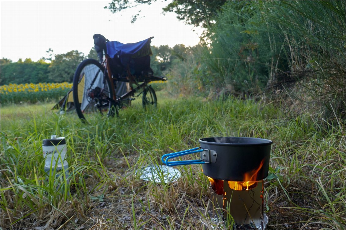 Premier essai hors domicile du réchaud Ferzil. Je reste toujours étonné de la faible quantité de bois nécessaire. Toujours une gourde à proximité, en complément de l'assiette en aluminium située sous le réchaud.