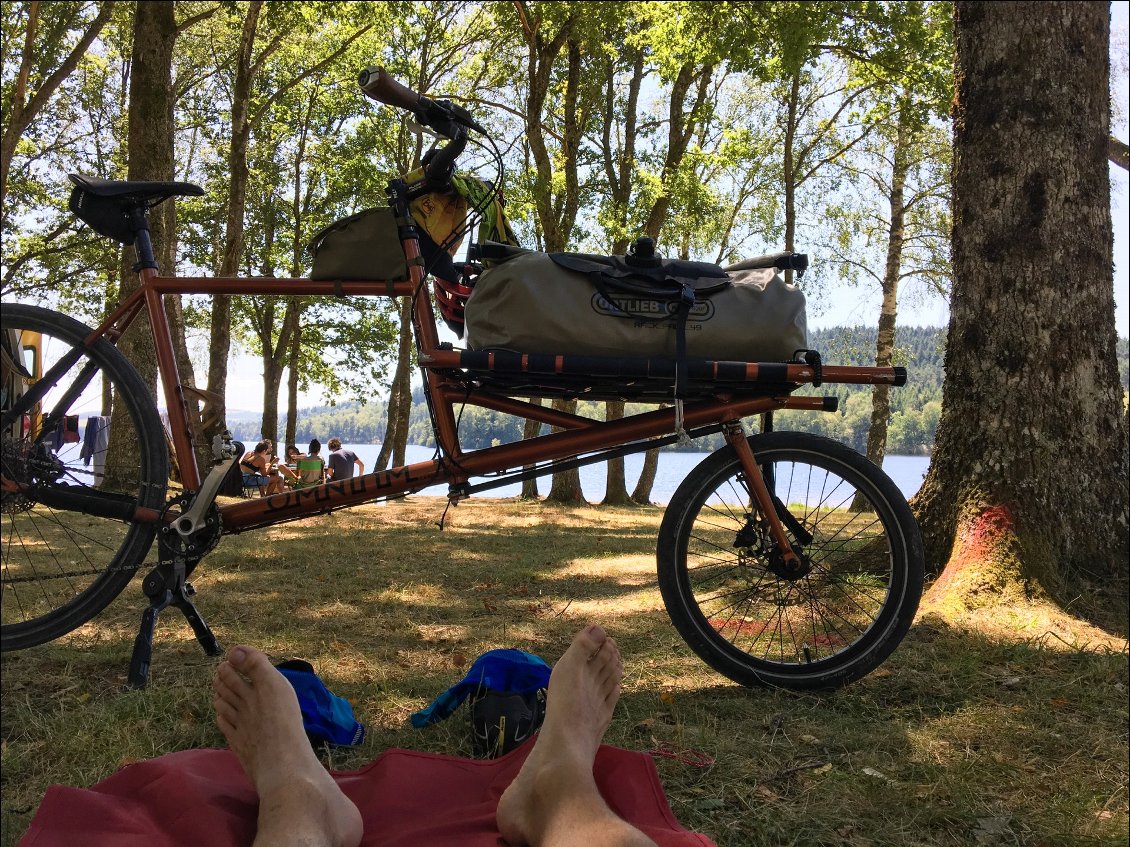 Sieste en bord de lac sous une chaleur écrasante.