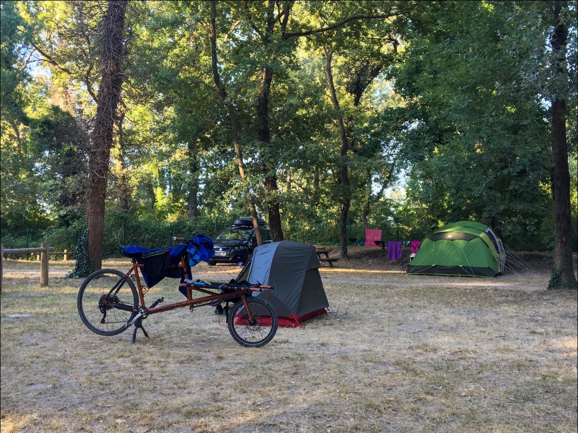 Super camping, les emplacements sont vastes, ce qui est agréable comparé à celui de la veille.