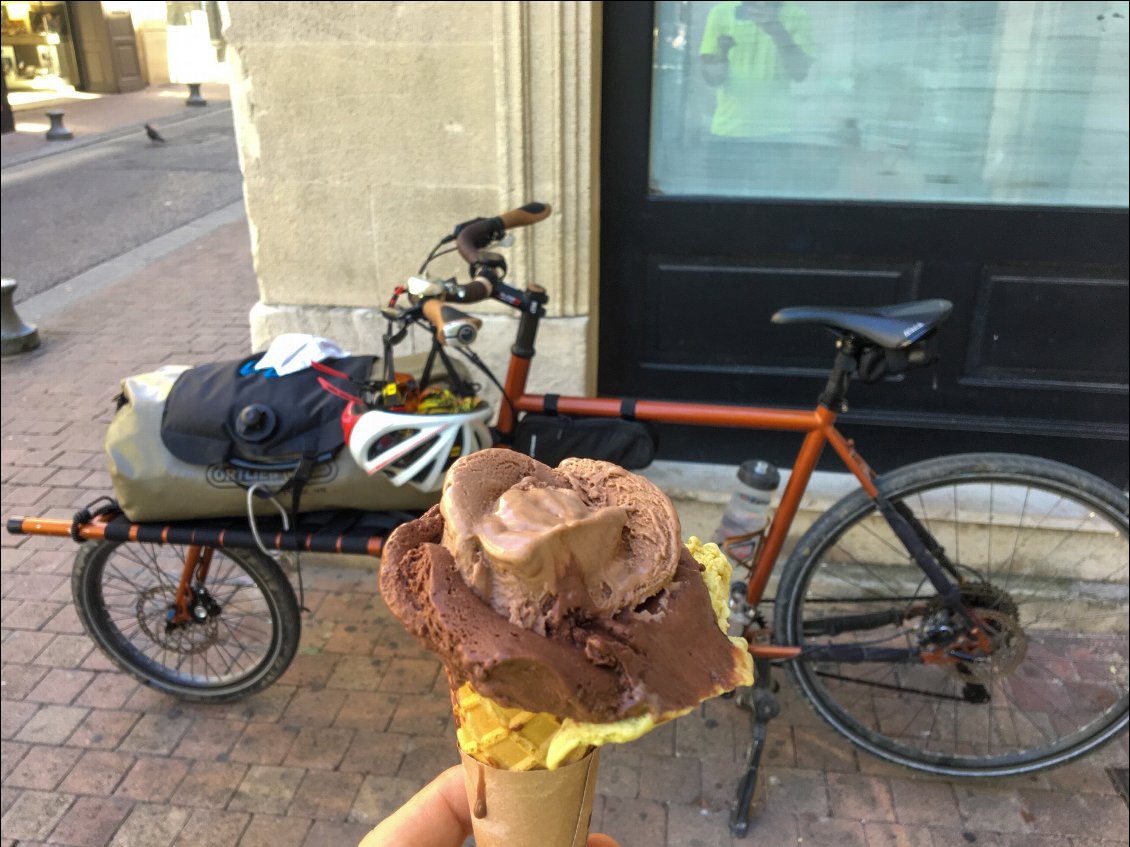 Un petit plaisir avant de reprendre la route, il fait tellement chaud que la glace coule instantanément...