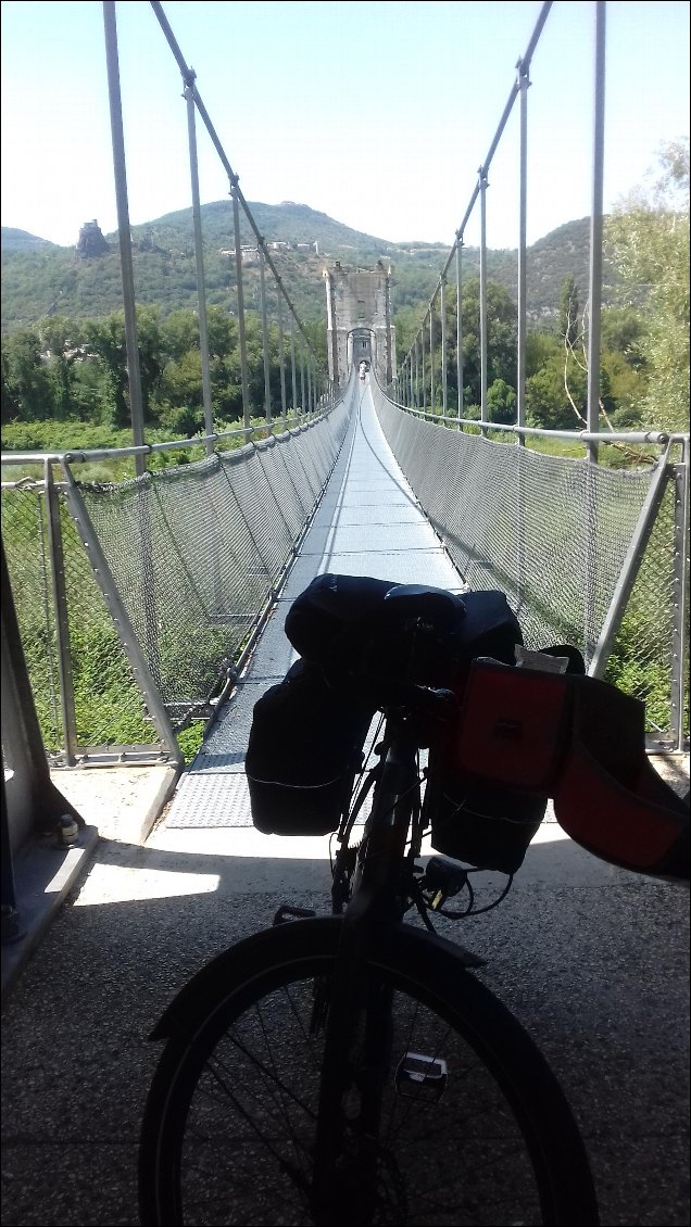 Passerelle himalayenne sur le Rhône