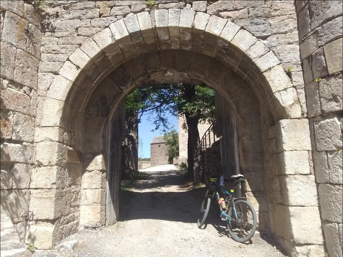 Porte de l'ensemble fortifié du Villard.