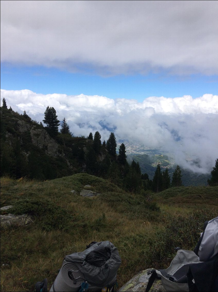 Quelques éclaircies vers 13h, le temps d'un pique nique rapide pour ne pas trop se refroidir. Nous ne verrons pas le lac du Crozet, même si nous passons sur sa rive...