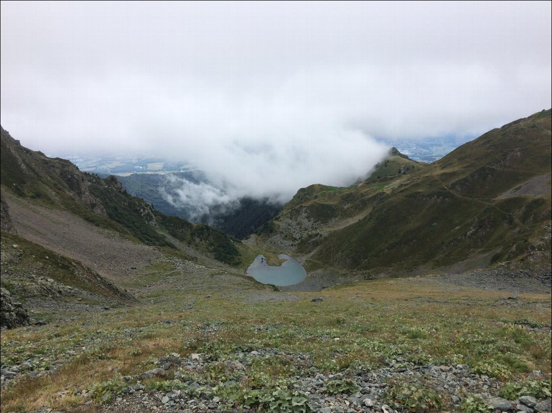 Au passage du col du loup, surprise! on a un peu de vue et on découvre le lac de la Grande Sitre