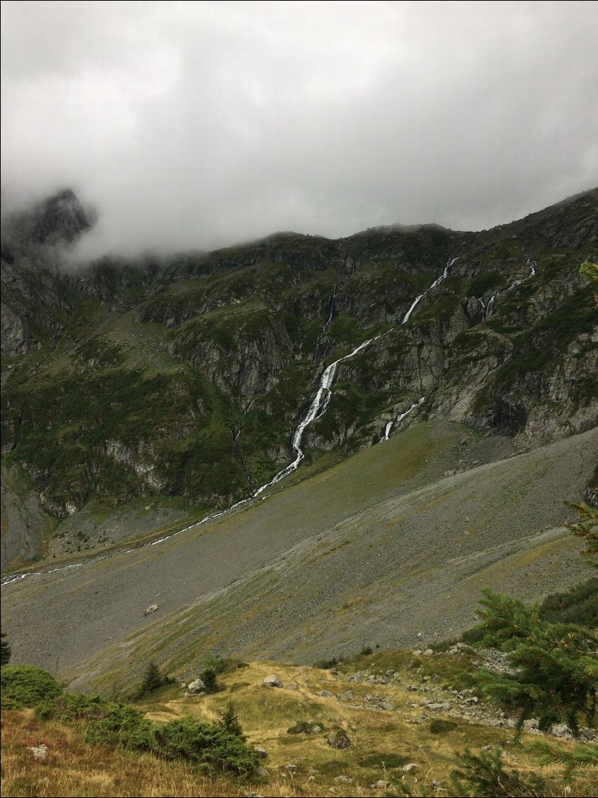 Au passage du col de la Grande Sitre, découverte des cascades du cirque. Les plus impressionnantes après 3 j de pluie sont celles en provenance du Lac Blanc.