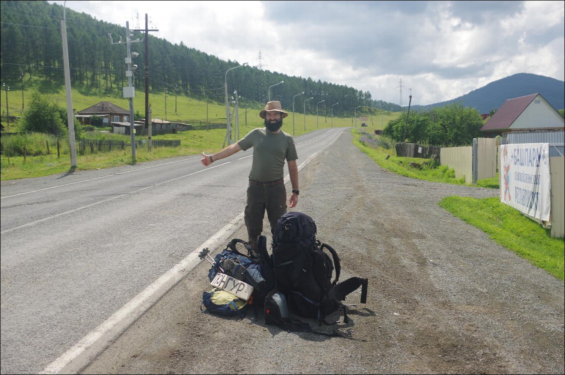 Le stop en Russie, ou comment rester planter des heures et finir dans un fourgon blindé de transport de fond.