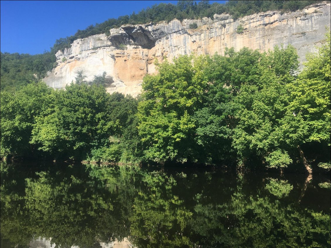 De nombreuses grottes dans les falaises