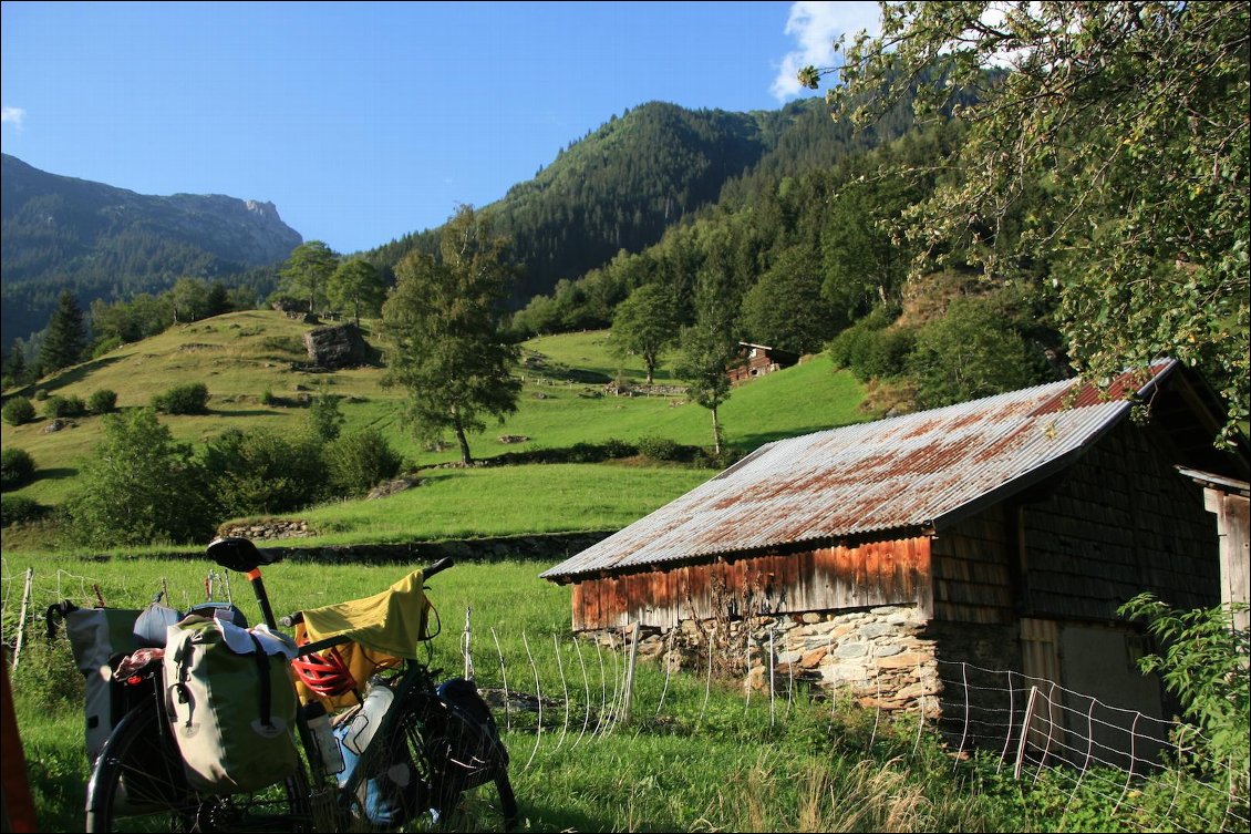 J13 : remontée de la haute vallée de l'Aare, bivouac en face du petit village de Guttanen