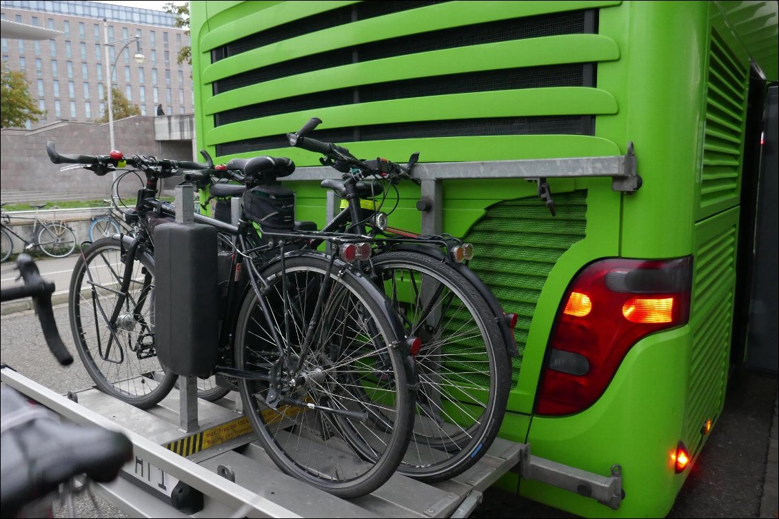 Installation facile des 3 vélos à l'arrière du bus.