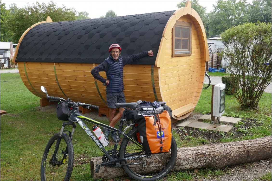 Dormir dans un tonneau ? nous préfèrerons nos tentes.