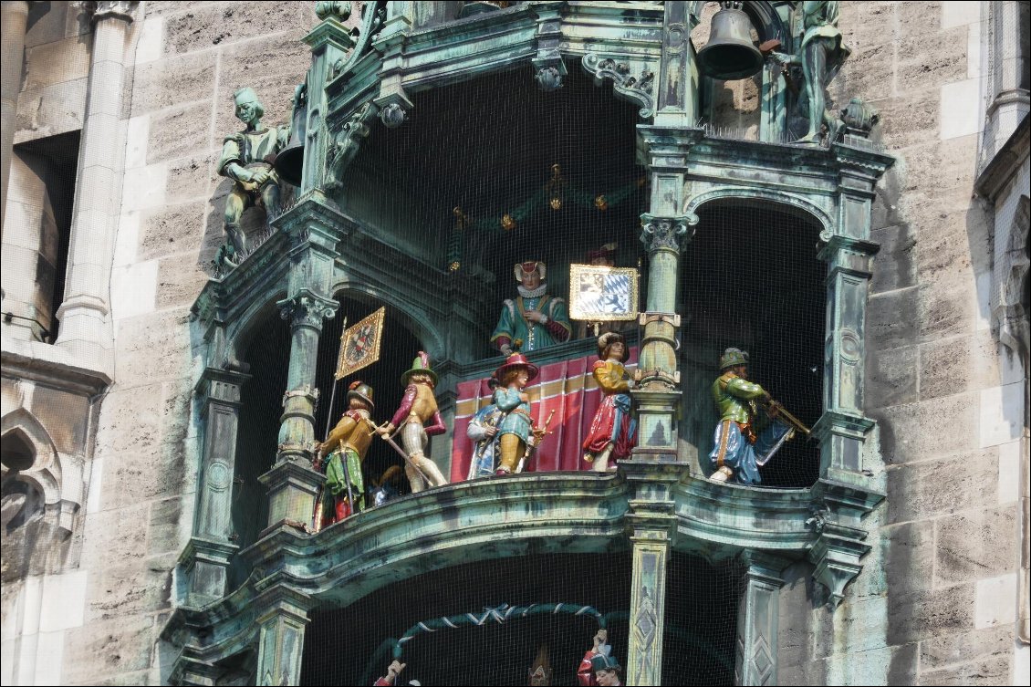 Le carillon de l'hôtel de ville s'anime.