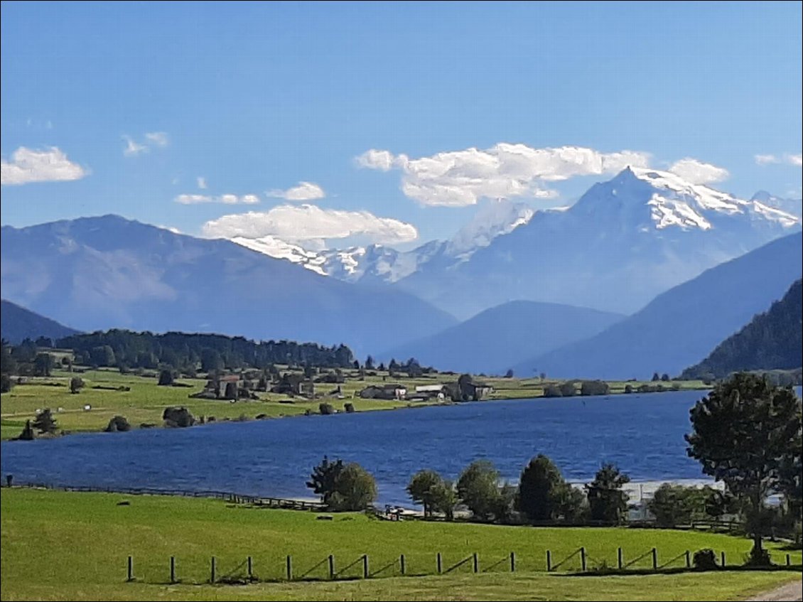 Petit lac di Muta. Vue sur les glaciers suisses.