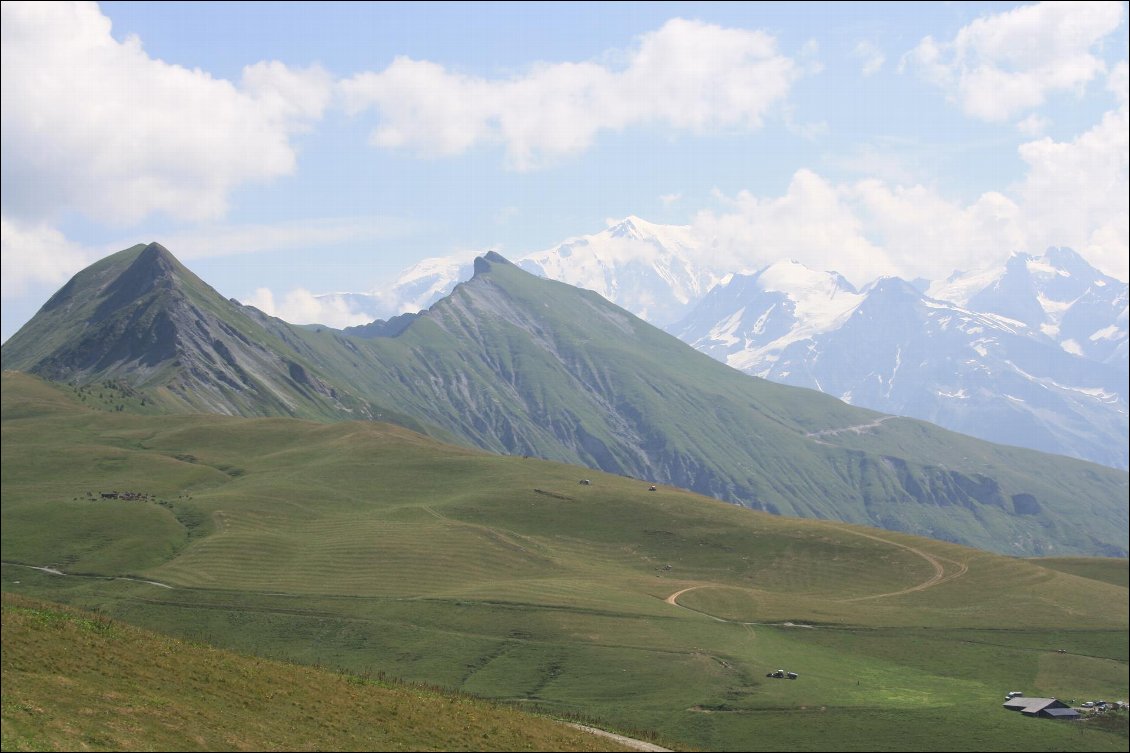 L' Aiguille Croche au centre
Le Mont Blanc en arrière plan