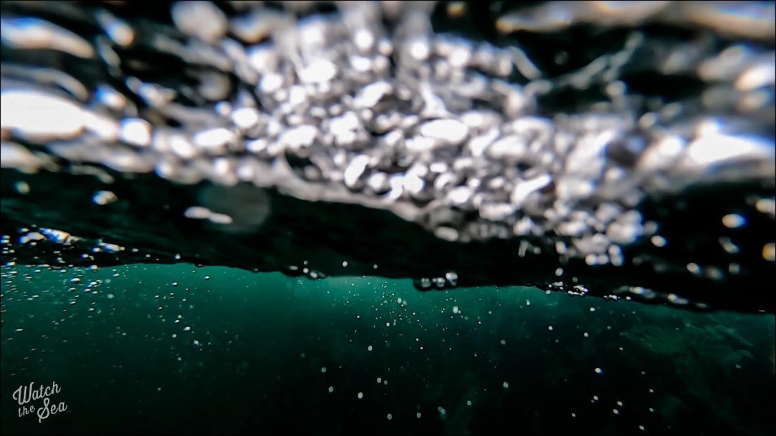 Réfugiés sous l'eau, l'impact des gouttes sous l'eau est hypnotique. Il y en a des milliers, des millions.