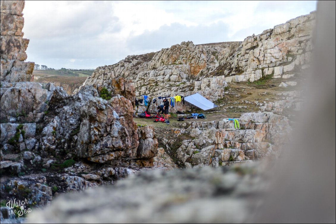 20h00 : Nos ventres crient famine. Il est temps de monter le deuxième et dernier bivouac de l'aventure.