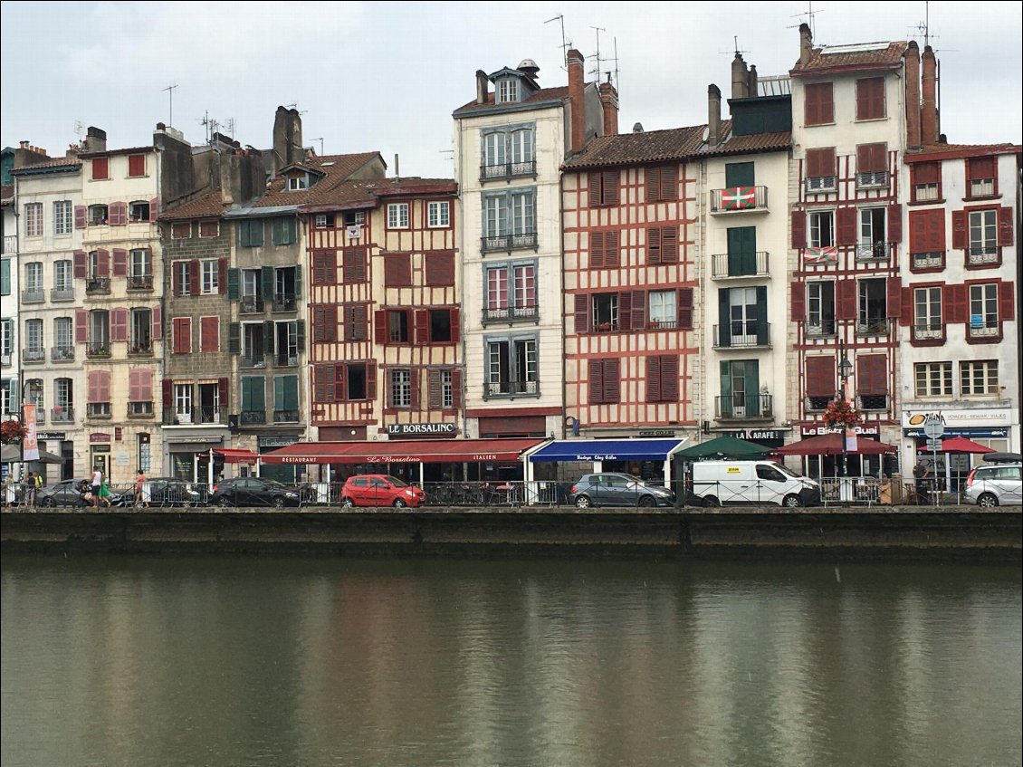 Pas de doute, on est au Pays Basque. Ici, tout est en blanc-rouge-vert!