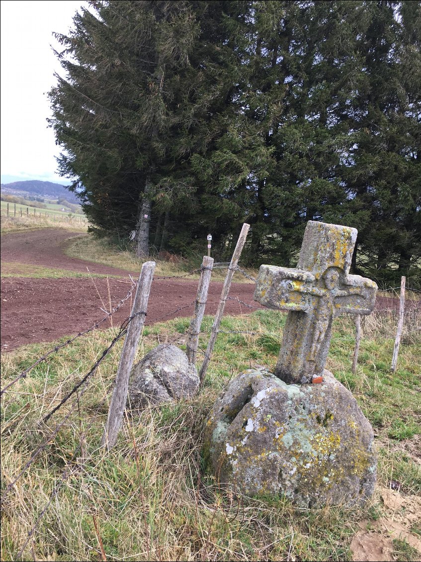 Toujours émouvante, la croix grande après Pessade.