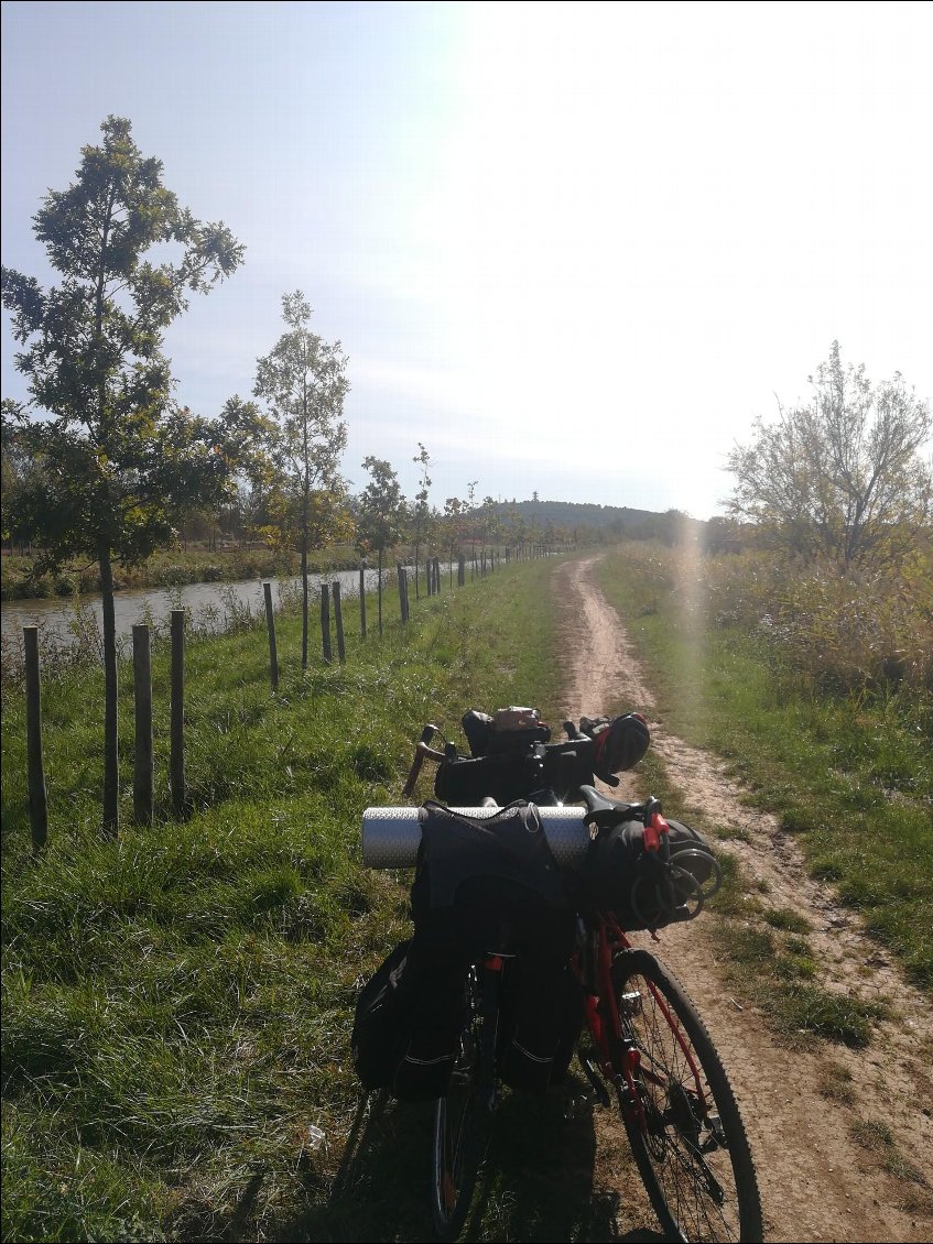 La voie verte à la sorti de Beziers, on roule entre les chemins et les petites route, toujours en suivant un canal