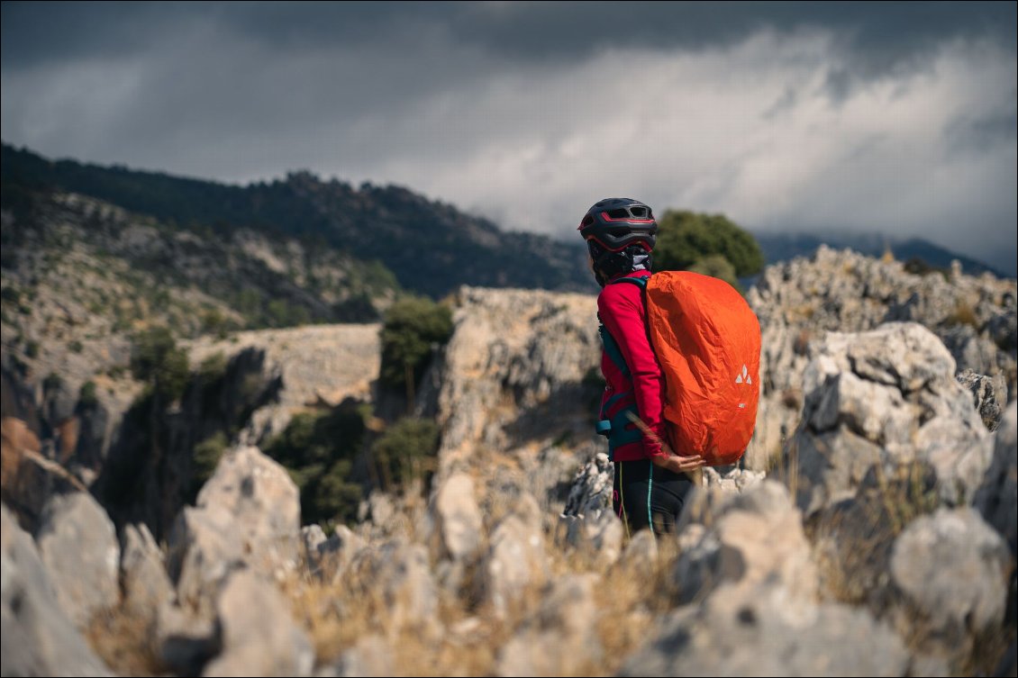 Le rain cover en action, entre 2 averses. Le petit trait blanc sous le logo Vaude permet d'accrocher, si besoin, une petite lampe.