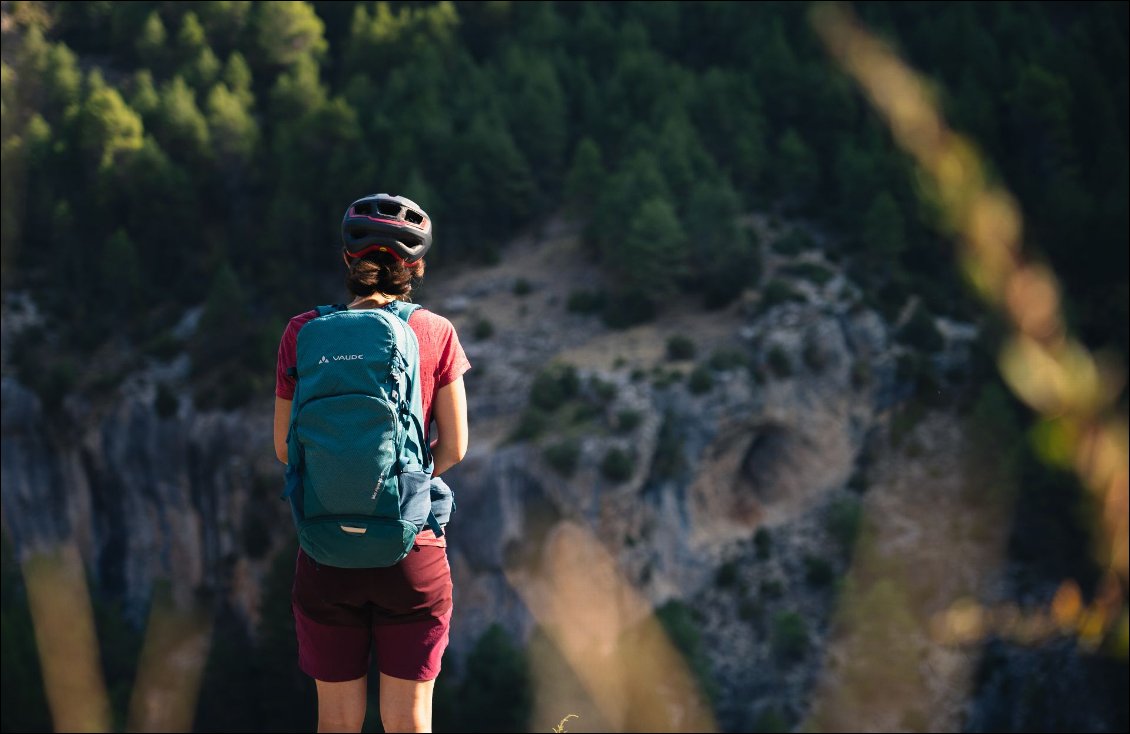 Elle ne peut plus se cacher derrière son sac.