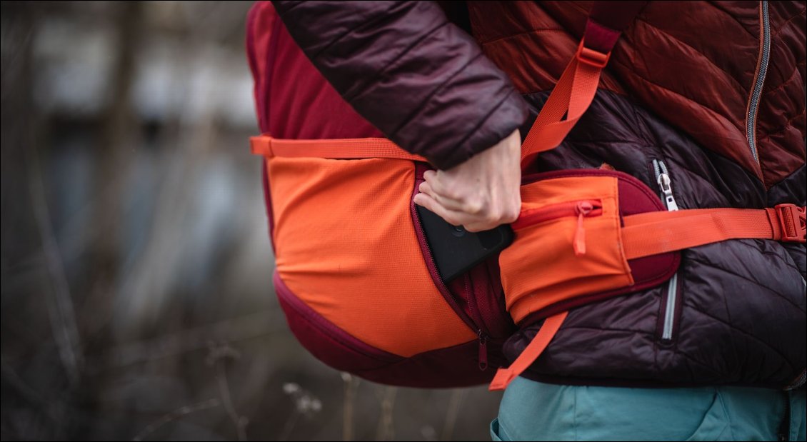 Cette petite poche subtilement cachée est bien indépendante de la poche latérale. Prévue pour un téléphone ou un GPS, son intérieur est en tissu très doux, idéal pour un écran. Chapeau Vaude pour ce souci du détail ! On aperçoit aussi la poche de ceinture, qui peut facilement contenir quelques barres de céréales, ou un gel hydroalcoolique qu'on devine à travers le tissus.