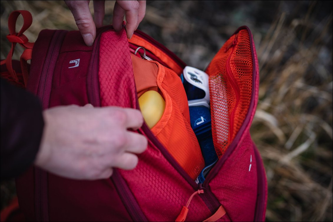 Poupées russes : la poche "haute" contient plein de petits rangements, et un anneau pour les clefs.
On voit aussi, entre les 2 mains, l'orifice pour sortir le tube d'une poche à eau (il y a bien entendu un emplacement prévu dans le sac).