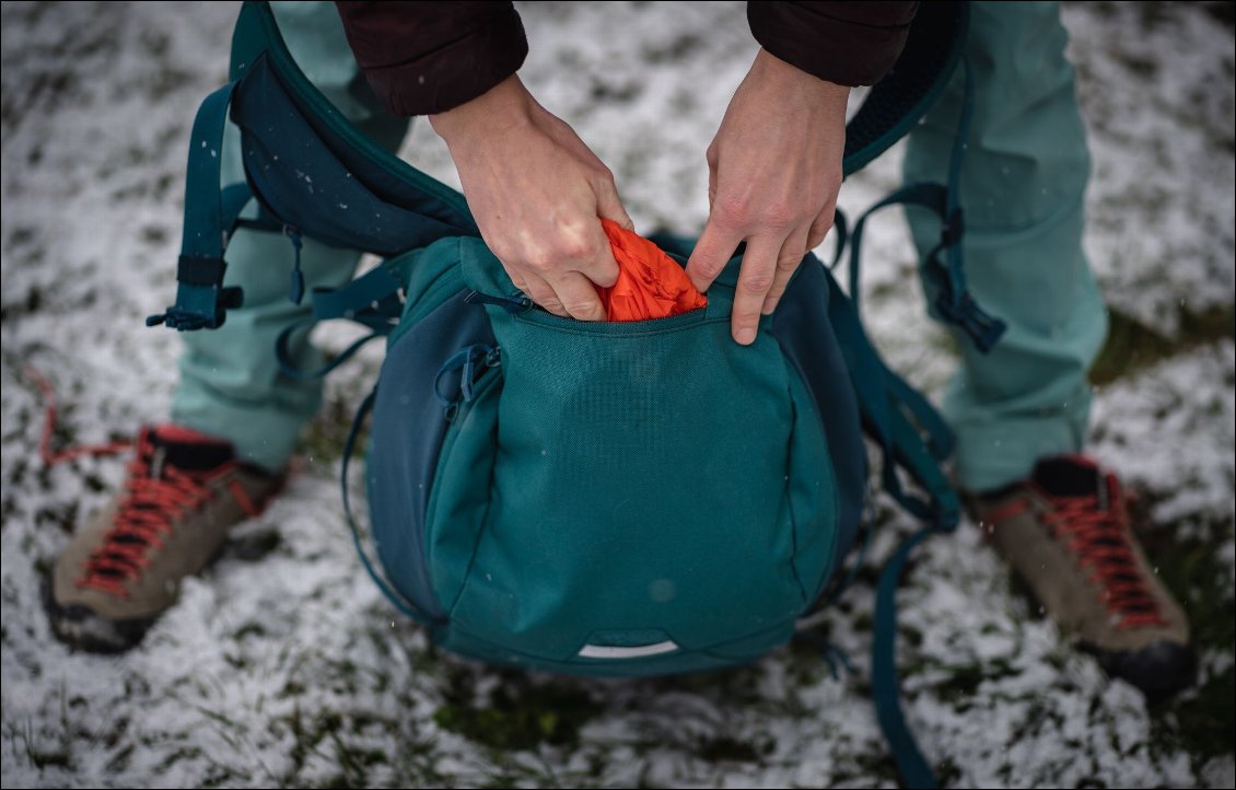 Sous le sac, une petite poche pour ranger le rain cover.