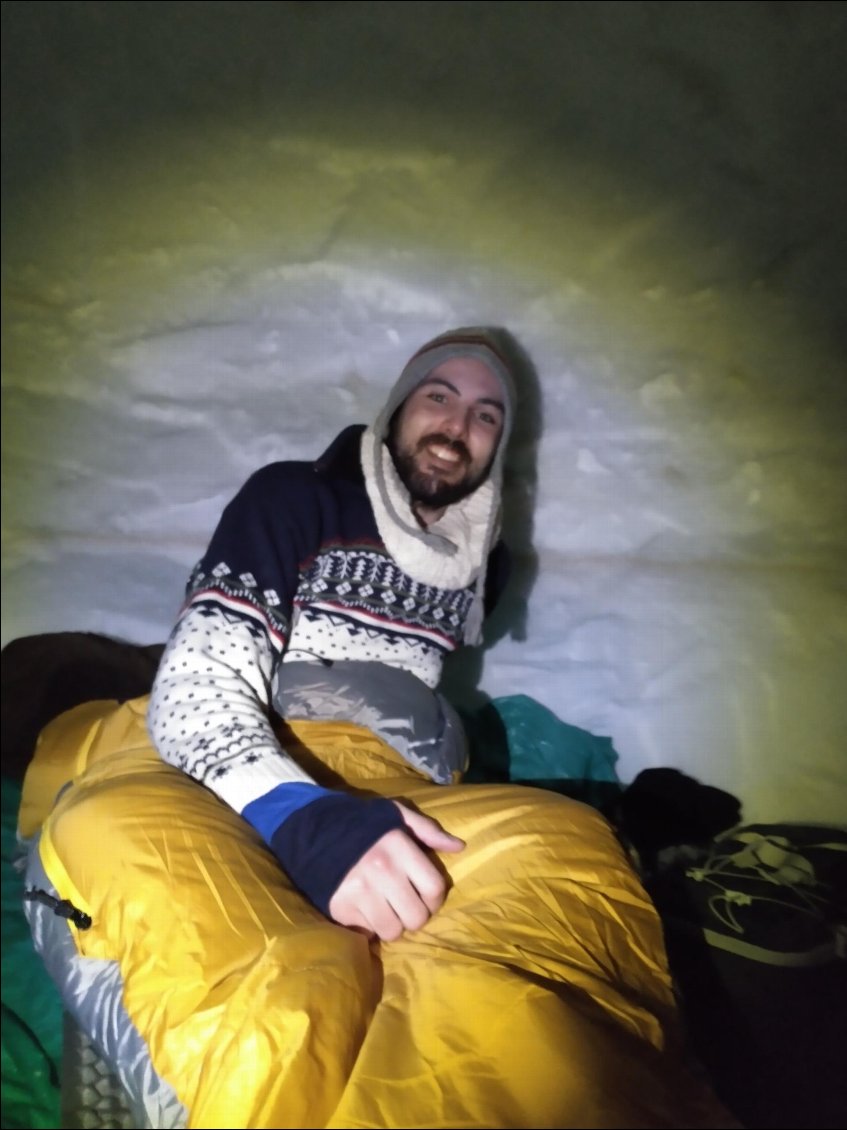 Première rando raquettes et nuit en igloo pour Youssef