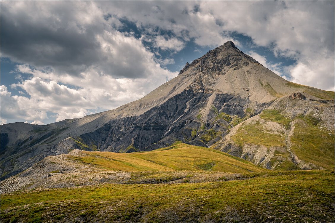 Au col de Pal, la cime éponyme veille sur les lieux telle une sentinelle.