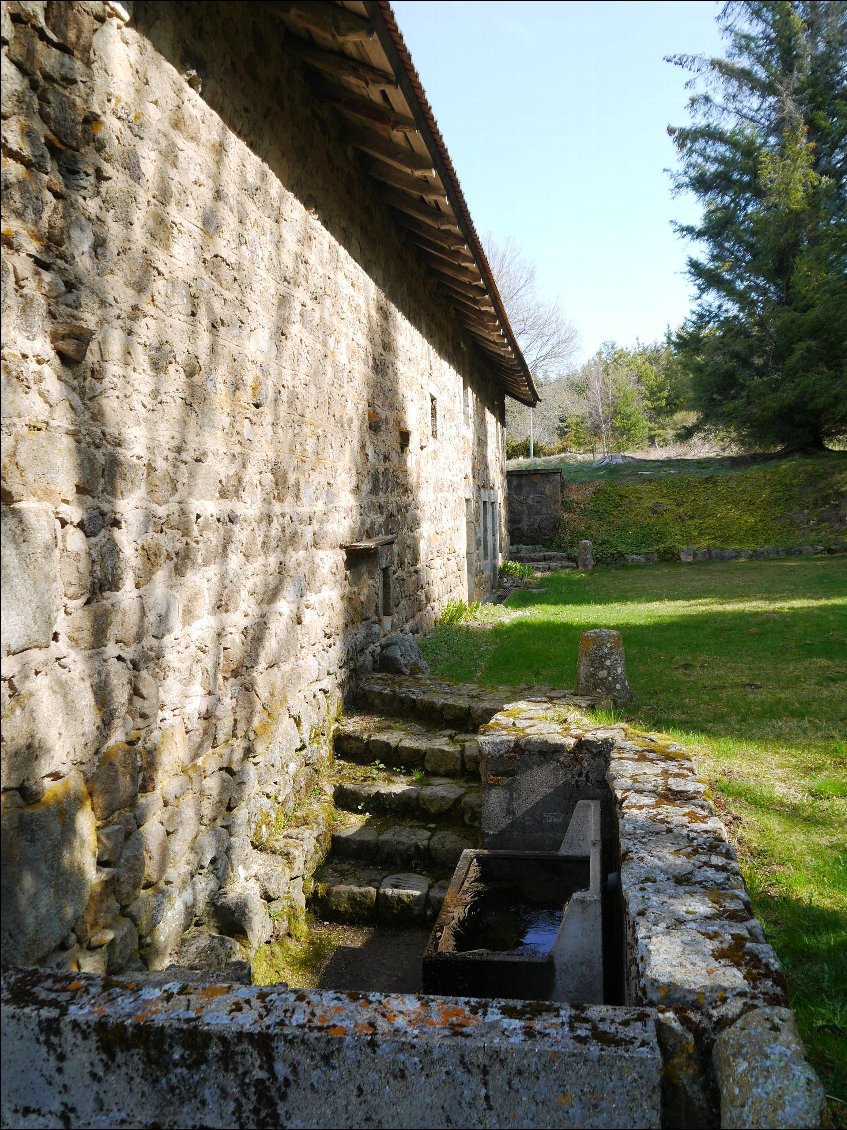 proche du bivouac une maison et un point d'eau...